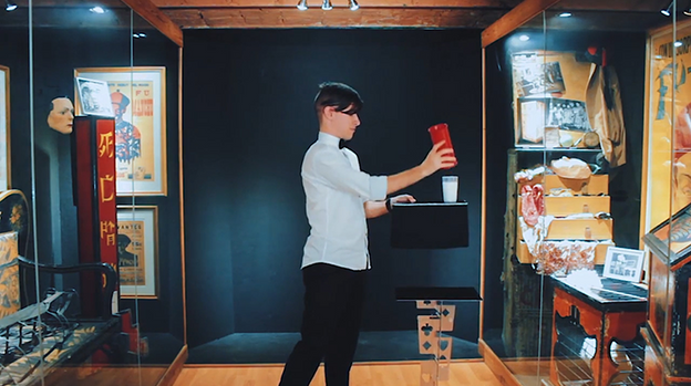 Vanishing Glass of Milk PRO (Gimmicks and Online Instructions) by Bazar de Magia - Trick